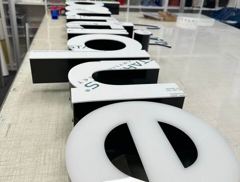 Led Reklame aus Profil 5 Premium, mit Freiform gefrästen Acrylplatten für B&U Curvy Boutique in Iserlohn.