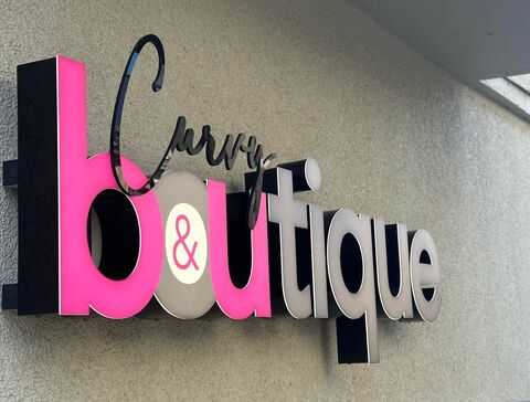 Led Reklame aus Profil 5 Premium, mit Freiform gefrästen Acrylplatten für B&U Curvy Boutique in Iserlohn.