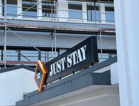 Dekupierter LED Leuchtkasten für den Eingang bei Just Stay in Mülheim an der Ruhr
