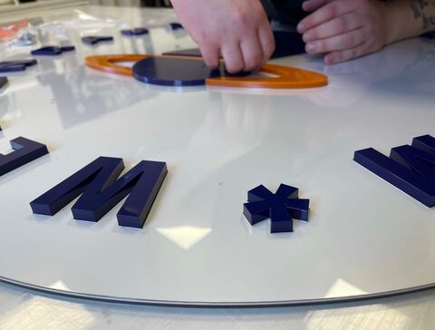 3D Fräsbuchstaben auf Dibond Platte