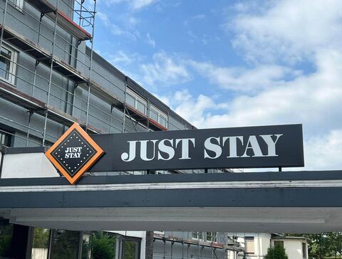 Dekupierte LED Leuchtreklame für Just Stay in Mülheim an der Ruhr