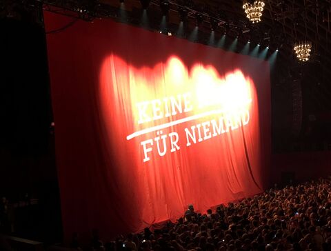 Frontdrop für die Band Kraftklub