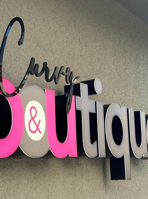 Led Reklame aus Profil 5 Premium, mit Freiform gefrästen Acrylplatten für B&U Curvy Boutique in Iserlohn.