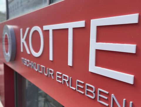 Leuchtkasten und Einzelbuchstaben für Kotte