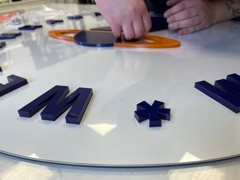 3D Fräsbuchstaben auf Dibond Platte