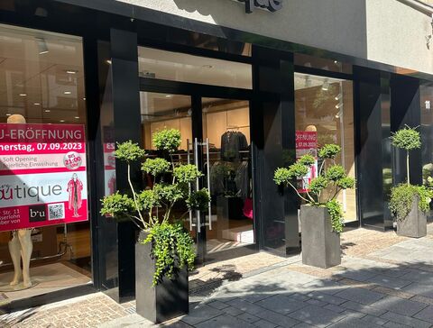 Led Reklame aus Profil 5 Premium, mit Freiform gefrästen Acrylplatten für B&U Curvy Boutique in Iserlohn.