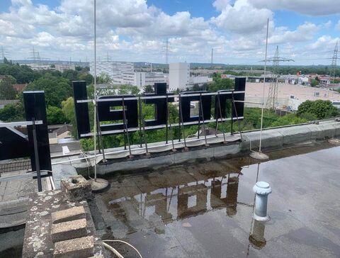 Demontage alte Werbeanlage Hotel Kuhn in Mülheim an der Ruhr