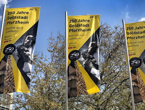 Fahnen für das Goldstadt 250 Jubiläum