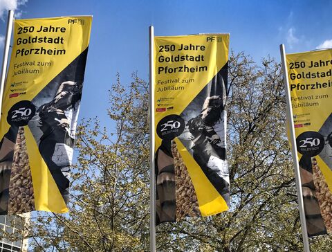 Fahnen für das Goldstadt 250 Jubiläum