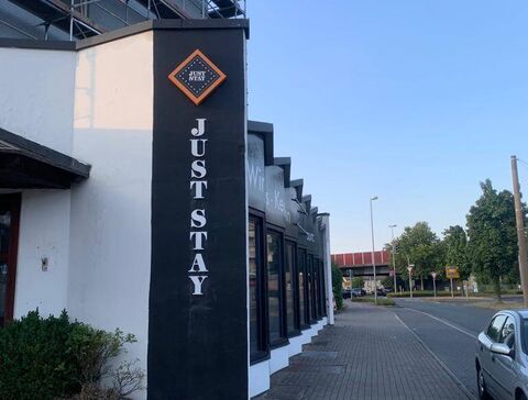 Dekupierte LED Leuchtreklame und Einzelbuchstaben für Just Stay in Mülheim an der Ruhr