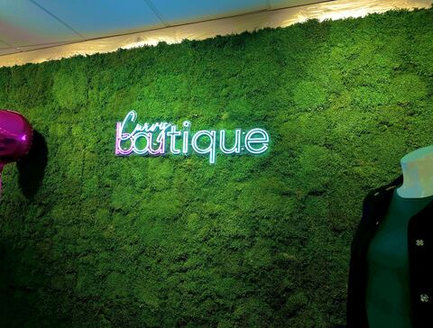 Neon Reklame für B&U Curvy Boutique in Iserlohn.